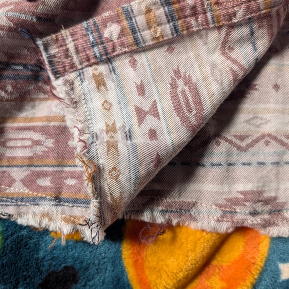 Patterned Button-Up Shirt - Picture 4 of 9